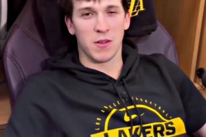 【老詹称赞小里】：“我早就和你们说过，他打球太TM好...