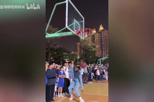 这是40岁的弹跳？威姆斯和球迷一起打野球，扣篮三分样样精通！