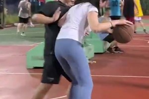 认真的嘛？肘姐打球要求对手：防上来，要有点强度！🙊